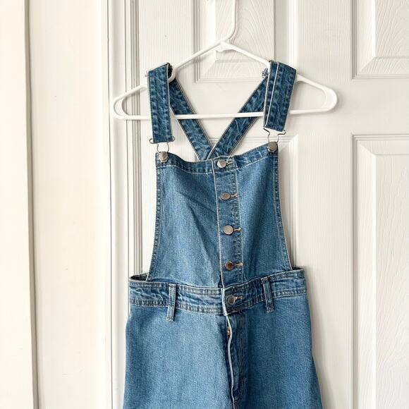 Universal Thread Target Denim Bib Style Low Cut Denim Wide Leg Crop Overalls 4 - Picture 3 of 13